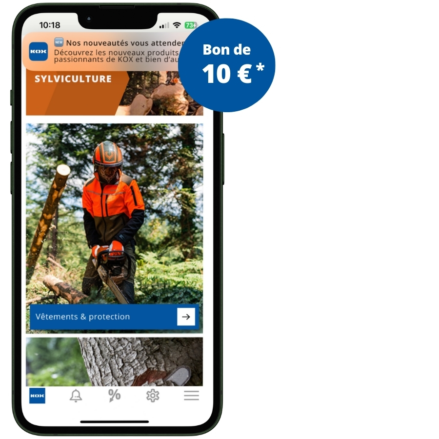 Un �cran de smartphone affiche l’interface de l’application KOX. En haut � droite, une banni�re publicitaire comporte un cercle bleu avec le texte : Bon de 10 &euro;. En dessous se trouve la section FOR�T, avec une image montrant un travailleur forestier portant des v�tements de protection orange et noirs ainsi qu’un casque, en train de travailler avec une tron�onneuse. Juste en dessous de l’image, un bouton bleu affiche le texte : V�tements & Protection. Tout en bas de l’�cran, des ic�nes de navigation sont visibles.